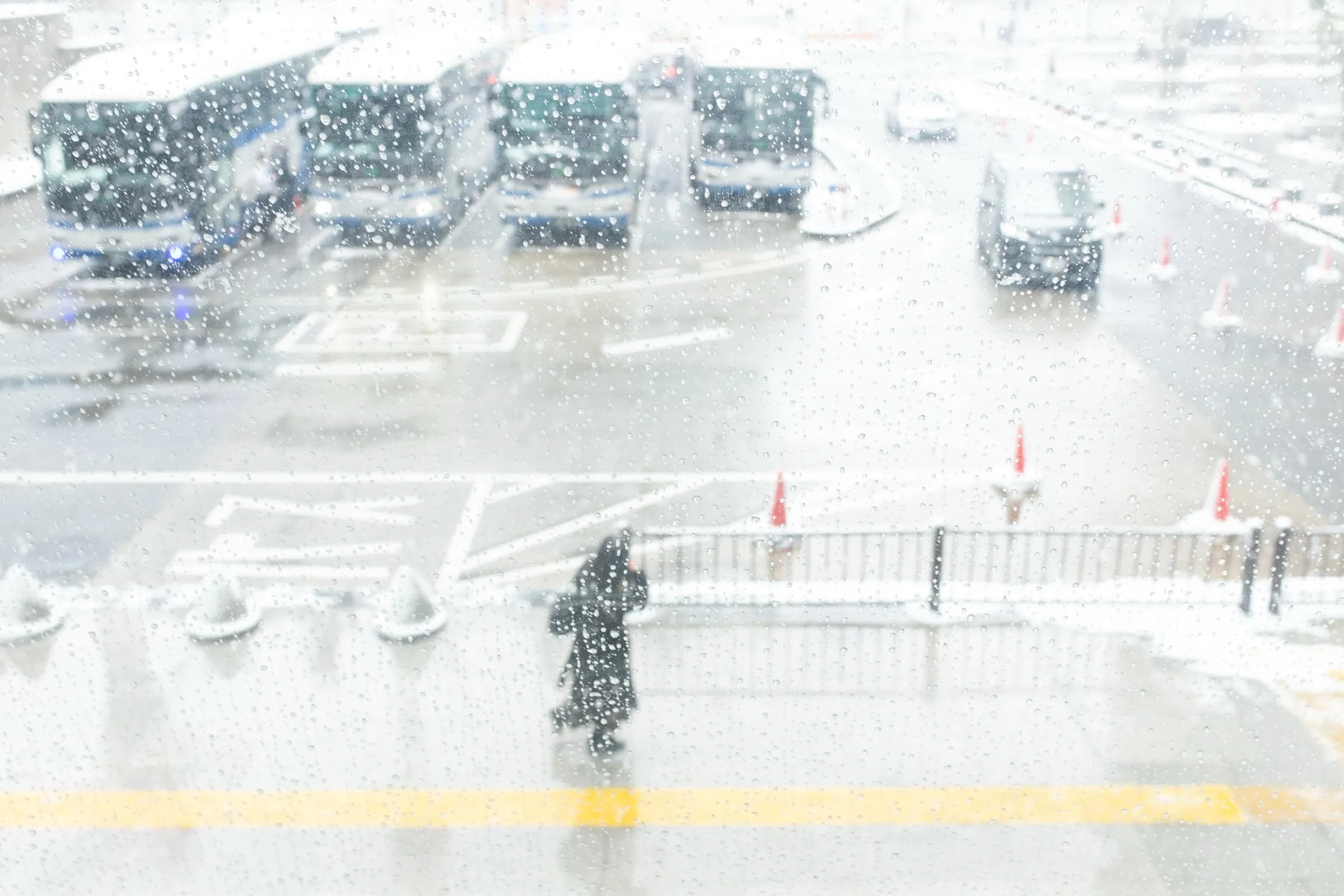 雨の窓越しに見た東京の街と歩く人